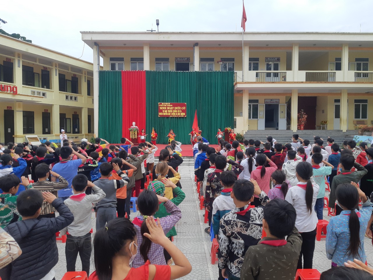 Trường PTDTBTTH Minh Sơn tổ chức buổi sinh hoạt dưới cờ
