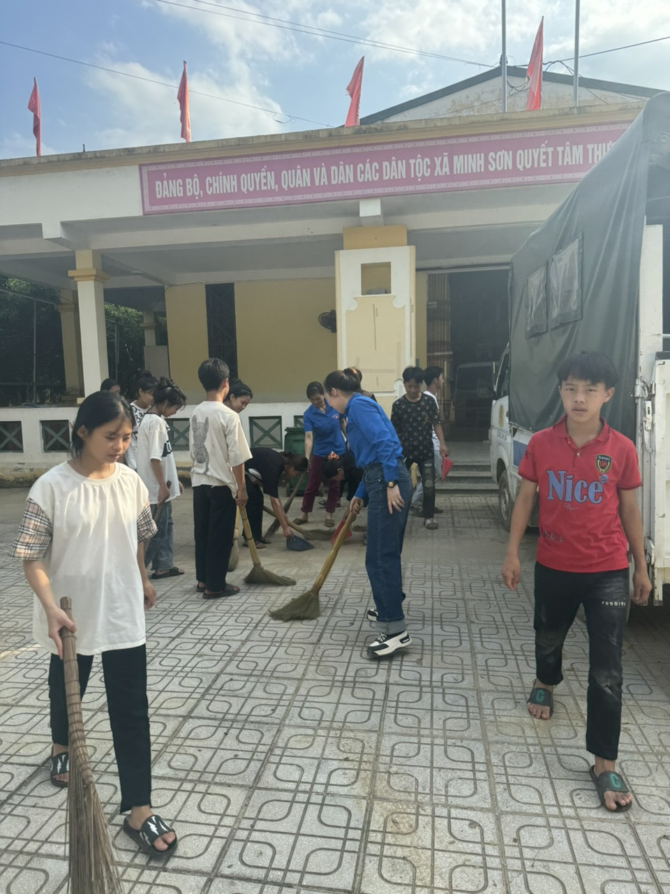 Đoàn thanh niên xã Minh Sơn tổ chức ra quân tổng vệ sinh khuôn viên UBND xã