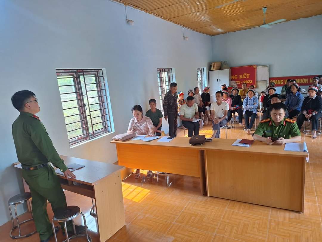 Hội liên hiệp phụ nữ xã Minh Sơn phối hợp với các thôn vận động người dân đi làm định danh điện tử và hỗ trợ kích hoạt mức 2
