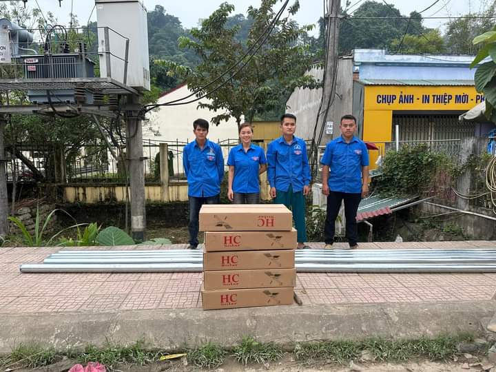 Đoàn thanh niên xã Minh Sơn ra quân xây dựng tuyến đường hoa