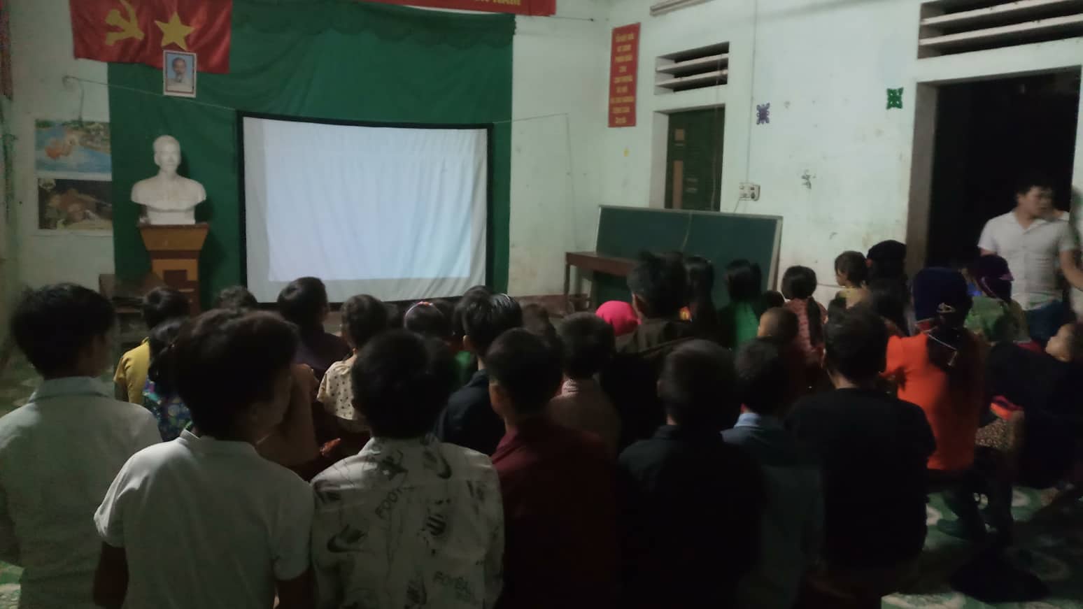 UBND xã Minh Sơn phối hợp cùng Đội chiếu bóng lưu động huyện Bắc Mê tuyên truyền, chiếu phim tại thôn Kho Thum và thôn Kho Là.