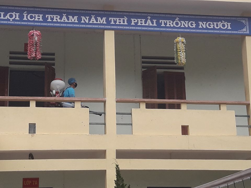 Xã Minh Sơn tổ chức phun khử trùng các trường học trên địa bàn xã