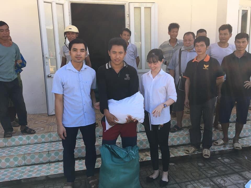 Xã Minh Sơn tặng quà cho các hộ bị thiệt hại do thiên tai