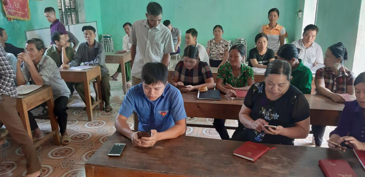 Đoàn xã Minh Sơn tổ chức hướng dẫn nhân dân trên địa bàn xã cài đặt Bluezone.