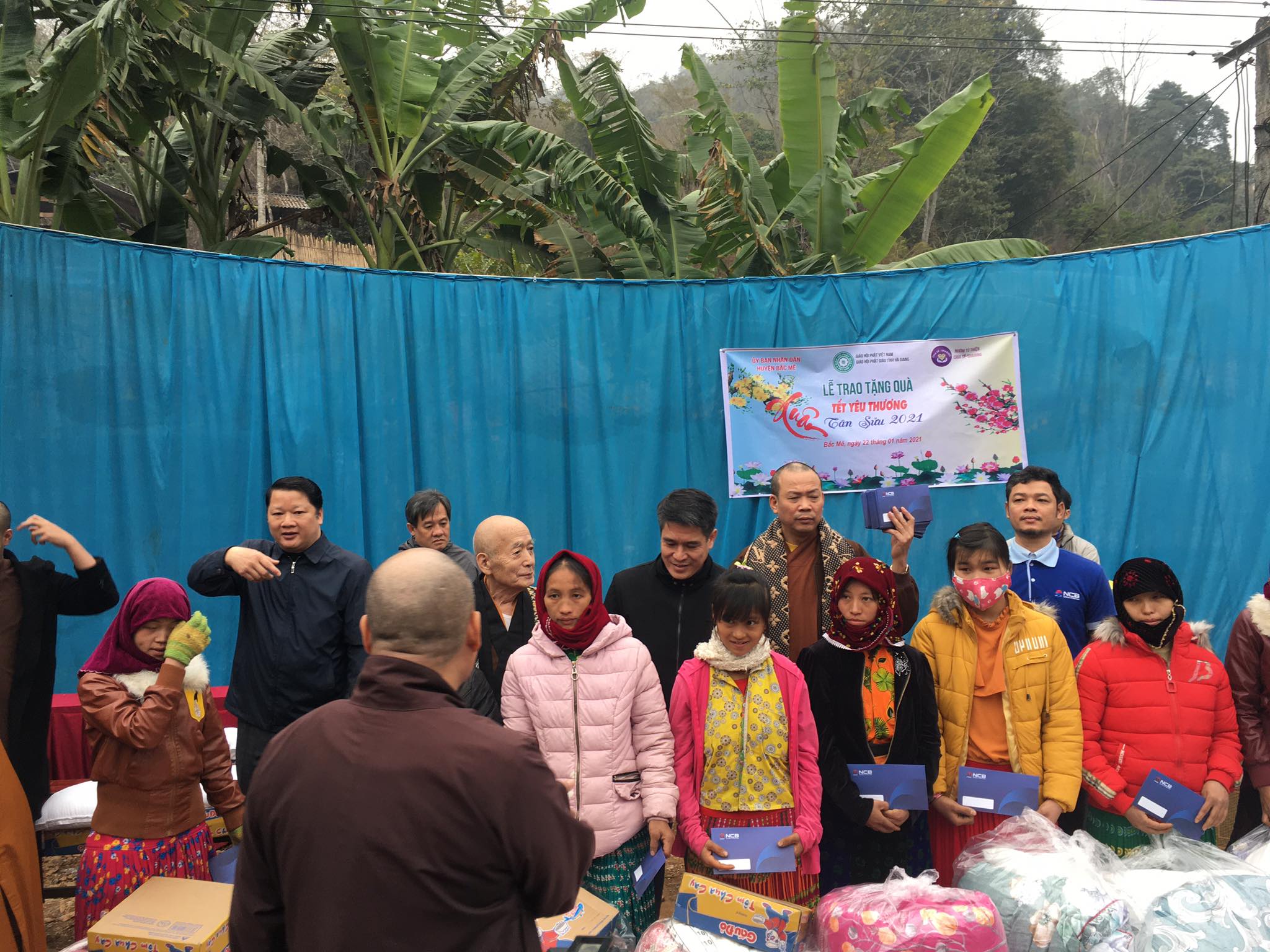 Lễ trao quà từ thiện cho bà con nhân dân thuộc diện hộ nghèo trên địa bàn xã Minh Sơn